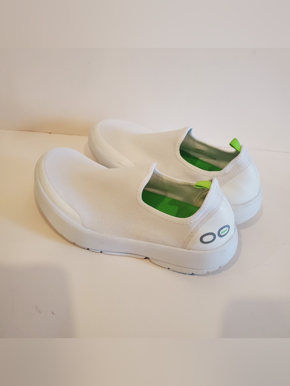 Oofos Oomg  Low eeZee White Comfort Shoes Women's Size 6
